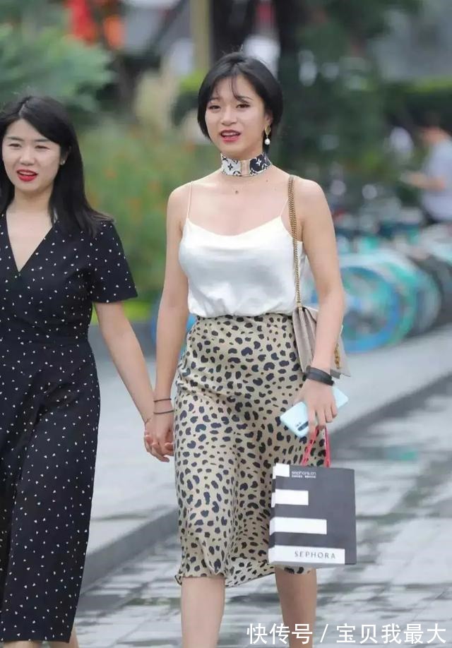 豹纹裙 这款豹纹裙具有独特的时尚感、帅气的妩媚感、效果的碰撞感!