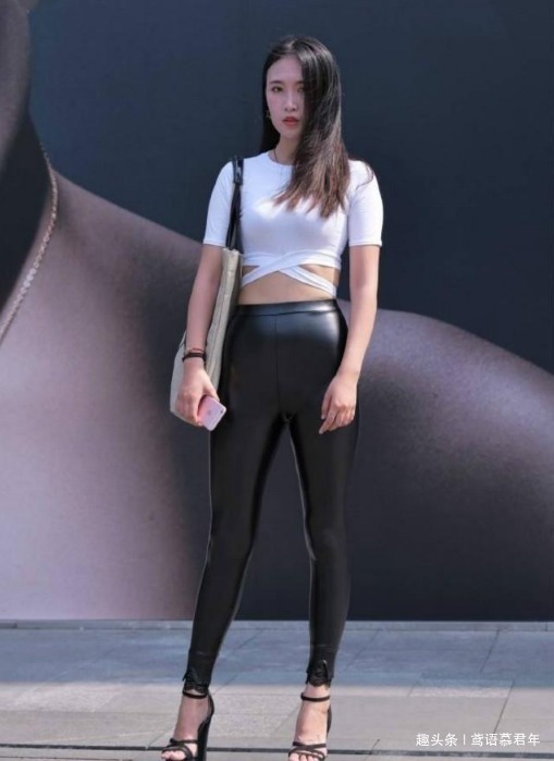 舒适 小腿笔直的皮裤美女，一场视觉盛宴“袭击”街头！