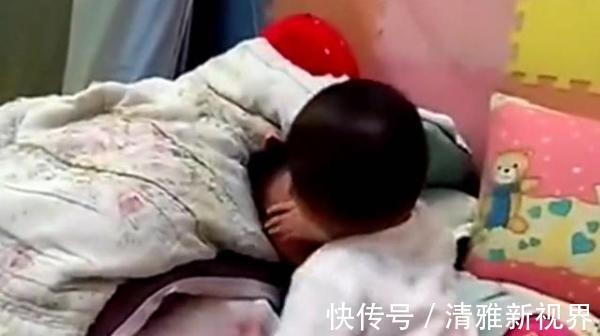 妈妈|1岁弟弟把3岁姐姐打得痛哭流涕,妈妈说的话却让人心寒,心疼姐姐