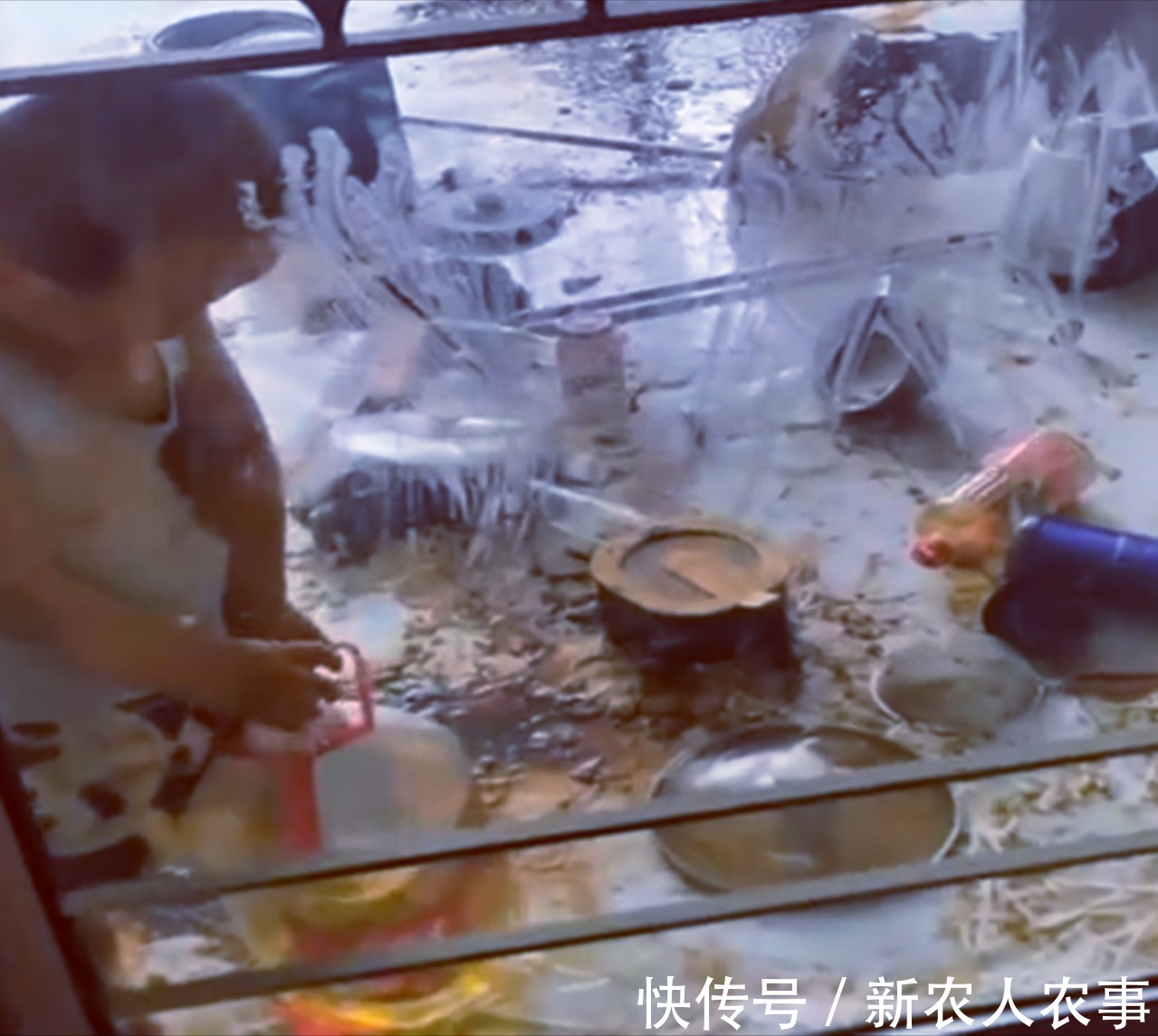 为人父母|陕西一萌娃玩出了新高度,把自己反锁在厨房,做了啥让妈妈崩溃?