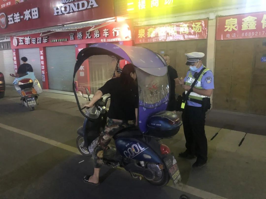 小吴|暖！“妈妈，今天面包不卖了，我们送一些给警察叔叔！”