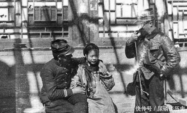 入侵者|晚清老照片：犯人被押着到大牢，入侵者无恶不作