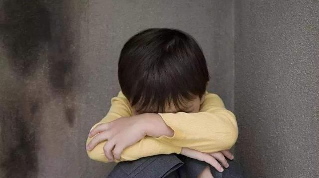 澡盆|4岁男孩一洗澡就哭,医生也检查不出毛病,奶奶吞吞吐吐说出实情