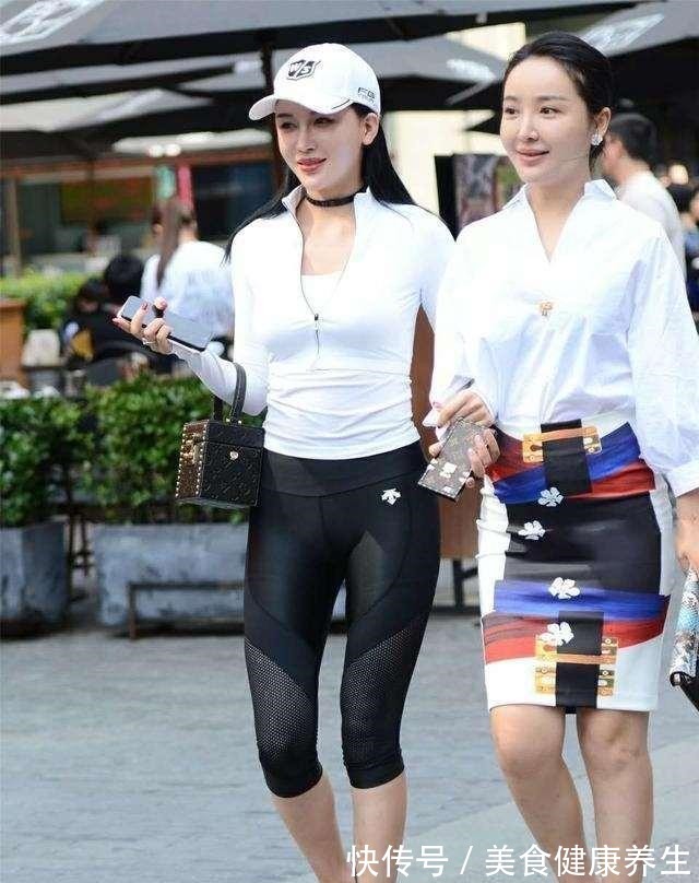 搭配 黑色打底裤搭配时尚白色上衣,时尚潮流感,让你的身材看起来挺拔!