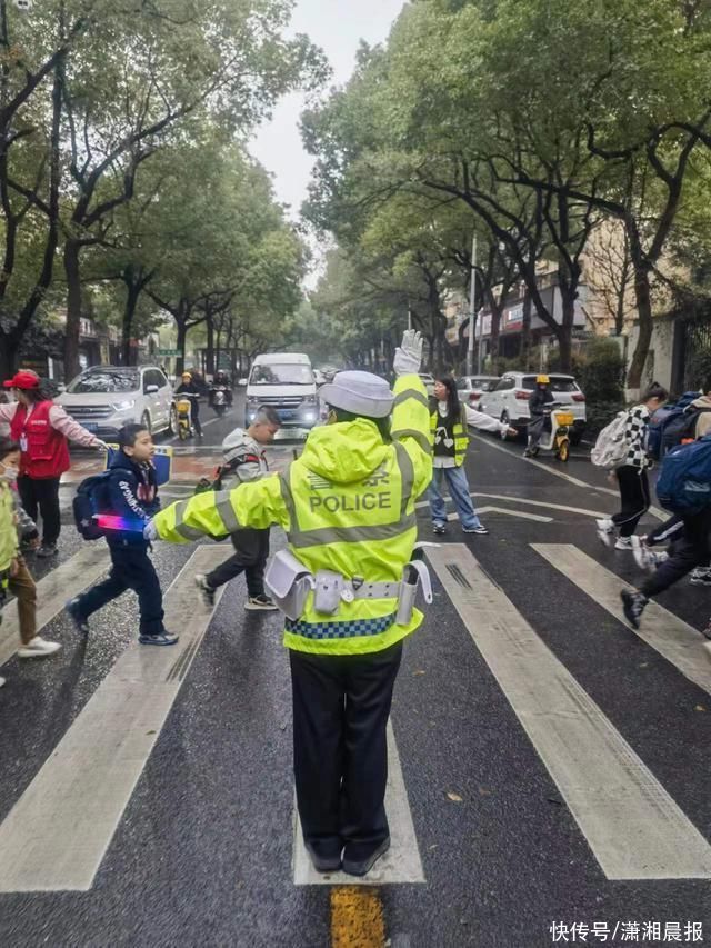 “孩子们，大步往前走!”长沙女交警小学门口护学获老师家长点赞