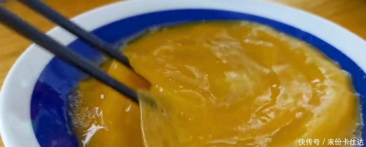 用洋葱和土豆来做好吃的,做法简单,早餐十几分钟就能搞定