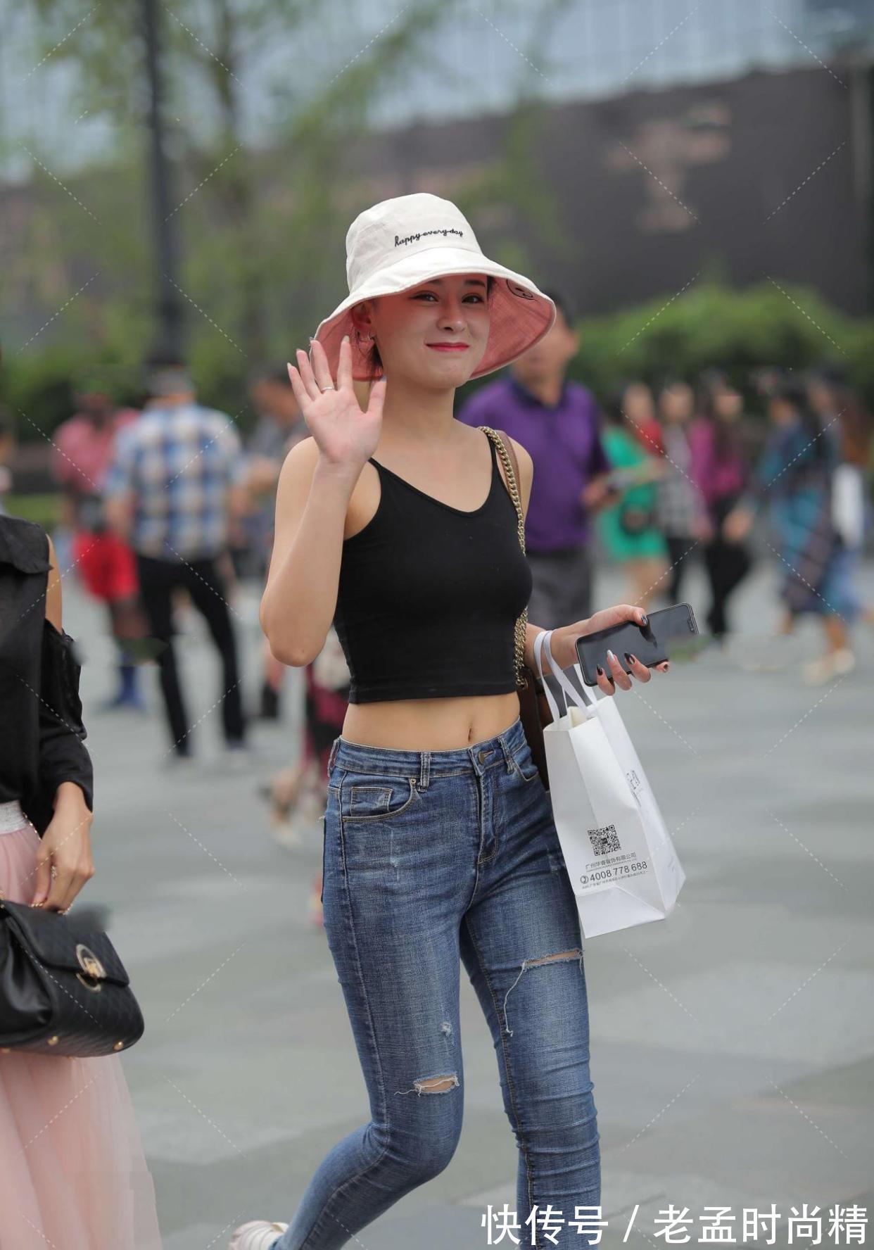 牛仔裤 黑色上衣搭配深蓝色牛仔裤,时尚潮流,休闲风