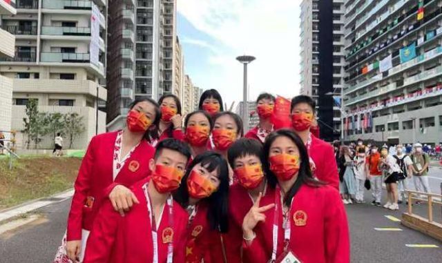 姚明|太美了！中国运动员等待出场，姚明和女篮姑娘合影，多人追星朱婷