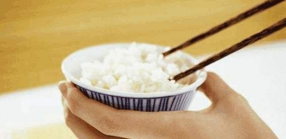 为什么中国人喜欢端着碗吃饭外国人的回答让咱们笑得“胃痛”