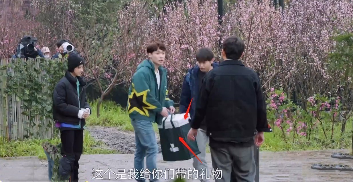 張藝興買食材時瘋狂試吃,何炅說他是個狠角色,黃磊以粥代茶招待