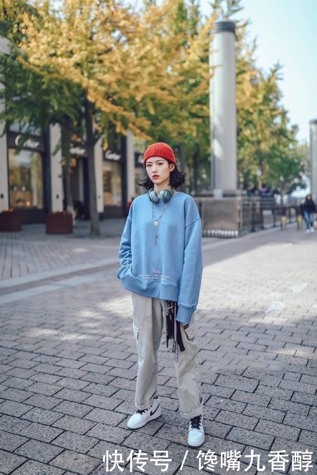 街拍:美女一字肩毛衣搭配灰色的短裙,脚踩黑色长筒靴,气质出众