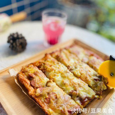 完美复刻比披萨店还好吃的脆皮肠鸡胸肉双拼披萨