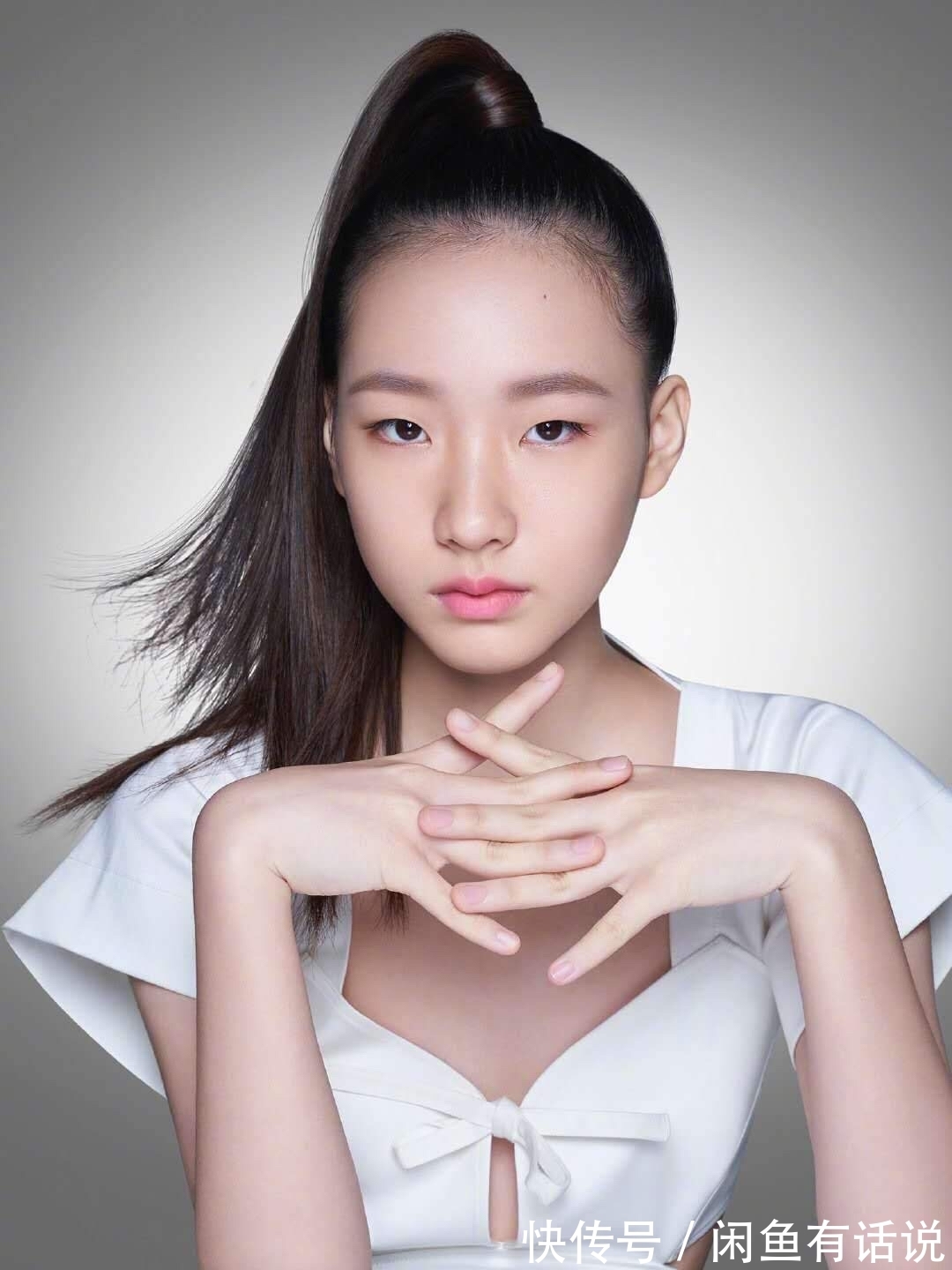 女儿|小S携女儿同台亮相,穿开叉裙站姿妩媚,仍被女儿高级脸抢了镜