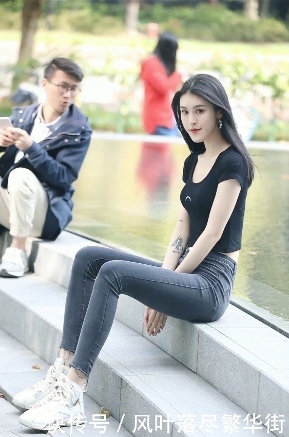 高冷的小姐姐,身穿T恤+牛仔裤,满屏长腿看呆旁边的男生