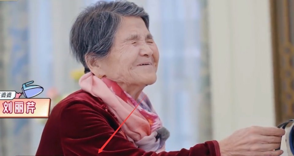 黃圣依婆婆拿98元柏木梳送兒媳,嫌?xùn)|西太便宜閉眼害羞拿不出手