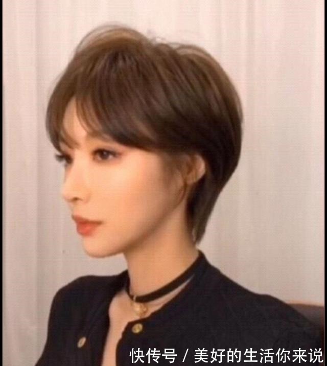 卷发 40岁+的女士换发型,与其装嫩,不如让人看到随意打扮的精致感!