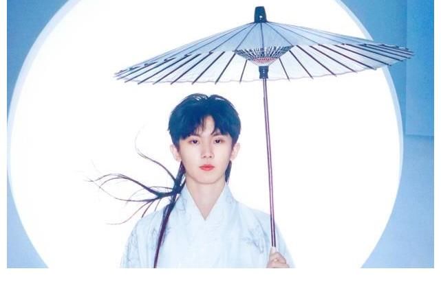 时代少年团跨年彩排:6位红衣少年敲响大鼓,现场气氛热烈美好!