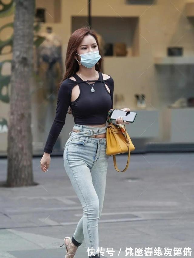 紧身牛仔裤 黑色吊带衫、紧身牛仔裤,用最清纯的衣服,打造出了最亮眼的穿搭!