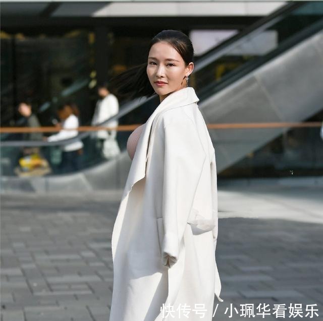 穿搭|身材高挑的小姐姐,紧致有型的穿搭,时尚亮眼!