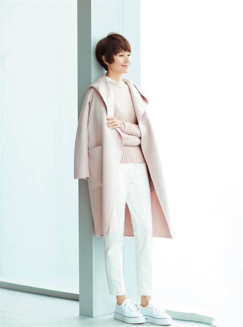 大衣和平底鞋才是秋冬里的“绝配”!舒适减龄还时髦,真叫人上头