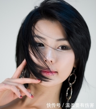 |搞笑段子:嘴馋去超市买棒棒糖,随手拔了一根就往嘴里塞