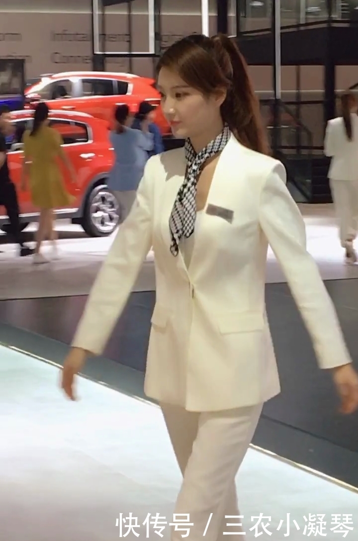 职业装|卖车的高冷美女,穿上职业装,干练又不失优雅