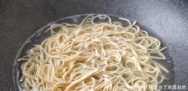 菜市场遇到它别手软，4块1斤营养高，切丝浇上酱汁焖一锅，够鲜美