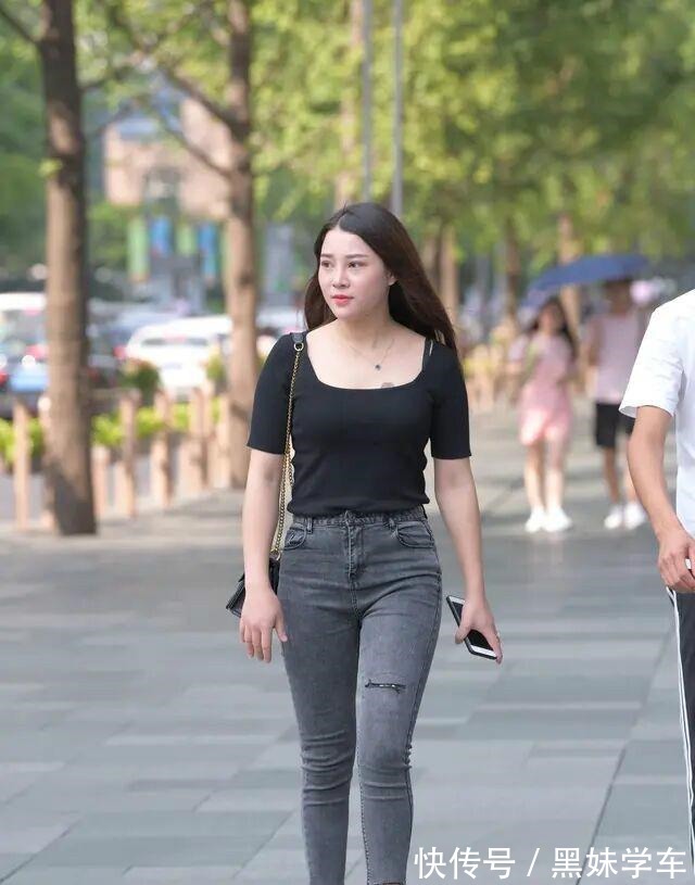 牛仔 灰色打底裤搭配性感黑色时尚上衣,比较多样化,打造想要的风格!