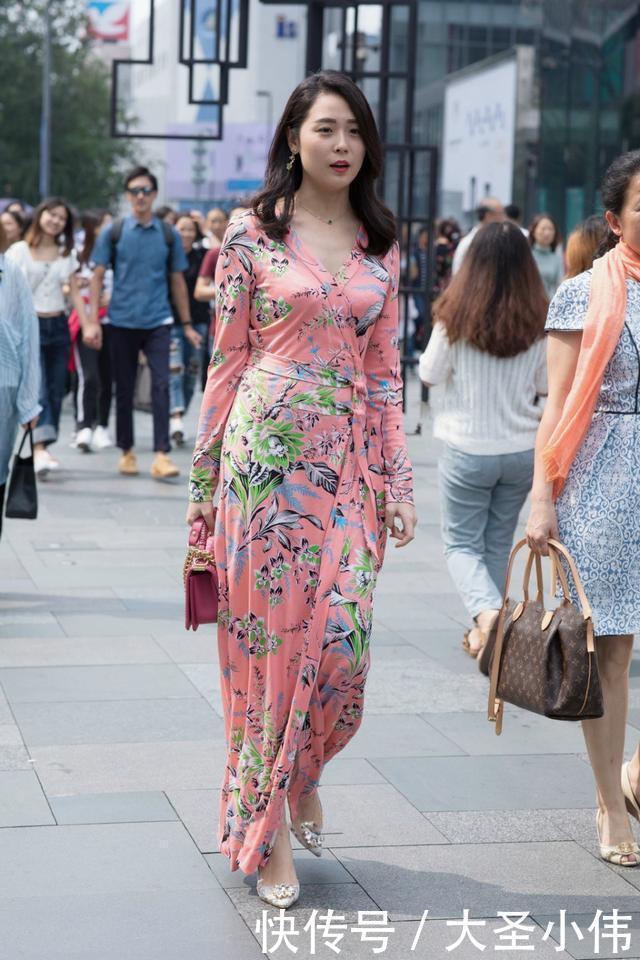 美女街拍花色鲜亮的长裙,鲜亮又充满生机活力的印花设计,自信随性的美