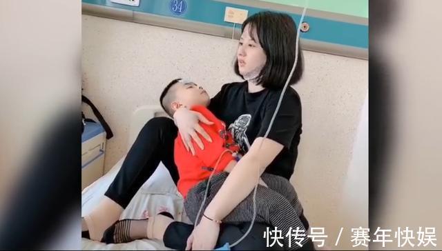 孩子|外甥生病了,小姨抱着孩子打点滴,网友必须得要二胎了