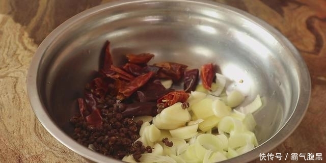  入少许|麻辣鸭血怎样做才好吃？学会这一招，鲜香滑嫩不破碎，麻辣鲜香