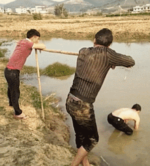 |搞笑GIF图：美女扔捧花的技术不错啊，后面没一个人接到