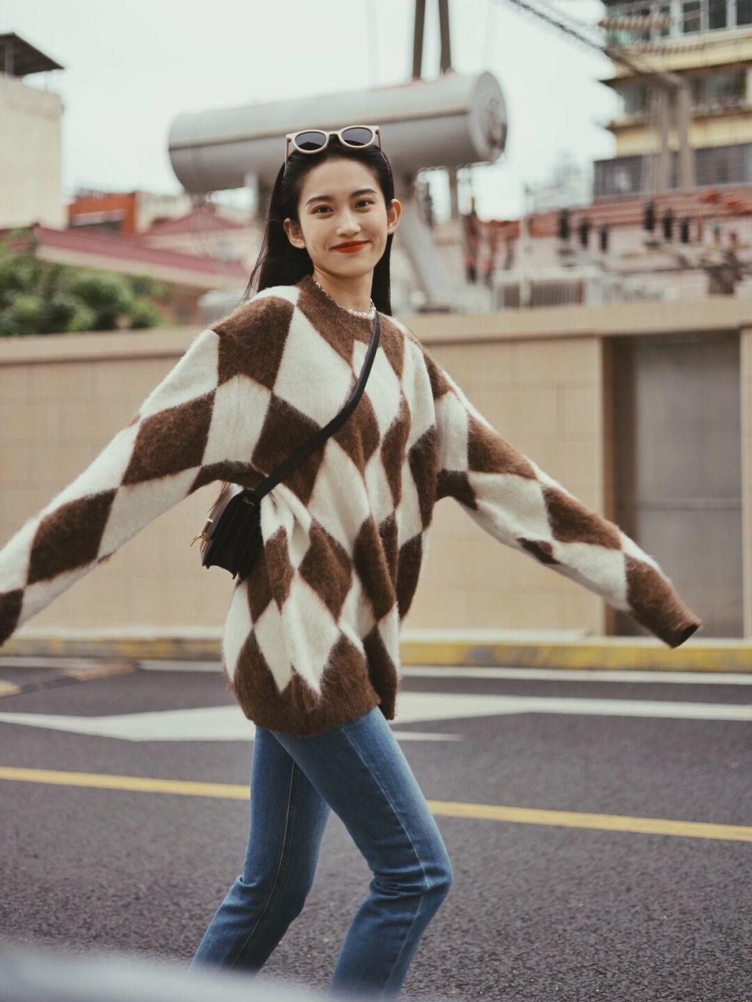 气质 女人会打扮才最优雅,试试“毛衣”的搭配,简约舒适显气质