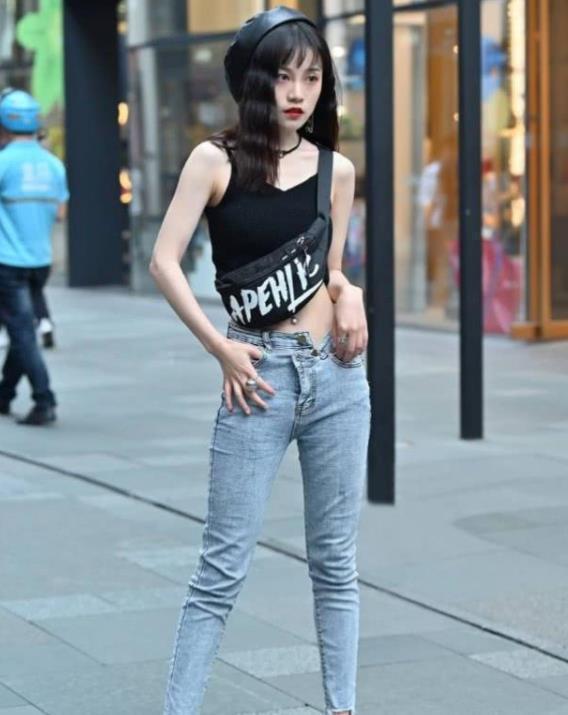 街拍:身材高挑大长腿的小姐姐,穿白色长裤,尽显气质淑女范