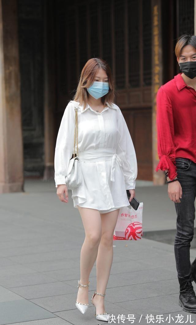 知性 连衣裙知性又俏皮,少不了休闲裤装的修饰,气质优雅