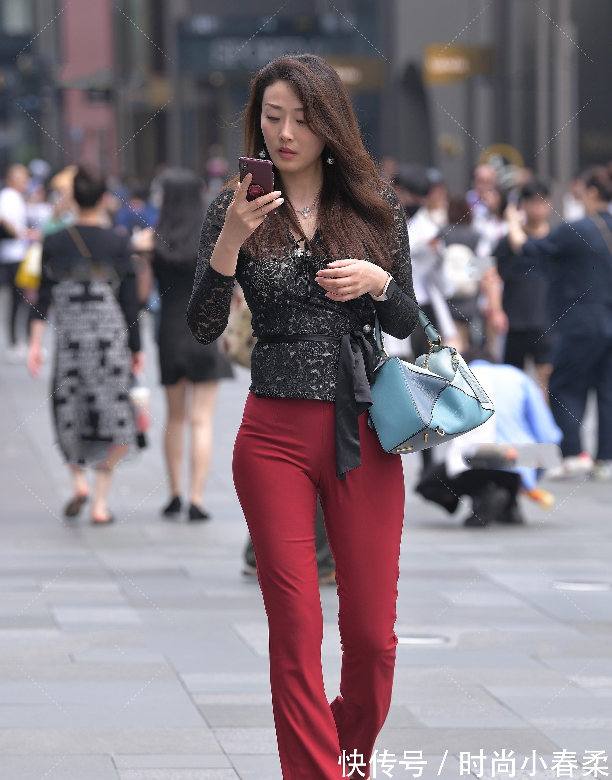 上衣 黑色蕾丝上衣搭配大红色喇叭裤,性感成熟,配色明亮沉重