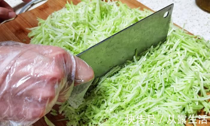 冬天，萝卜白菜靠边站，用它包饺子，鲜嫩多汁营养高，家人都爱吃