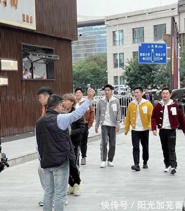 搞笑|《奔跑吧黄河篇2》第二轮路透照曝光,巩立姣单手拎白鹿太搞笑!