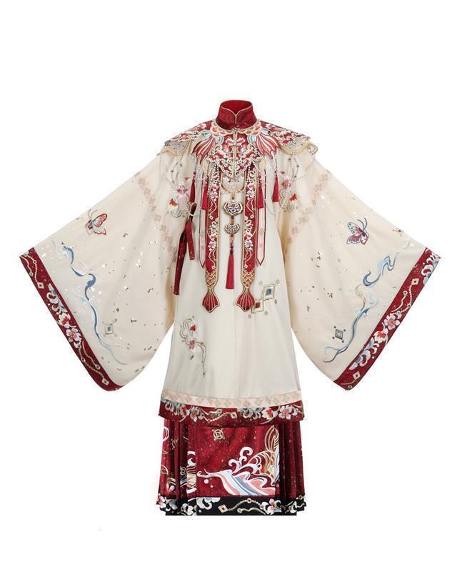 悬崖上的金鱼公主|这件汉服很特别,像是“戏服”,萌新很喜欢,资深同袍却很抵触