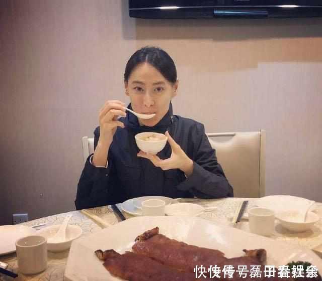 梁洛施晒平时生活照,看了桌子上这几个菜,网友直呼:吃不起!