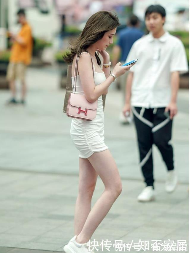 裙子 白不一定是胖的,美女穿白色的吊带裙搭配小白鞋,清新又减龄