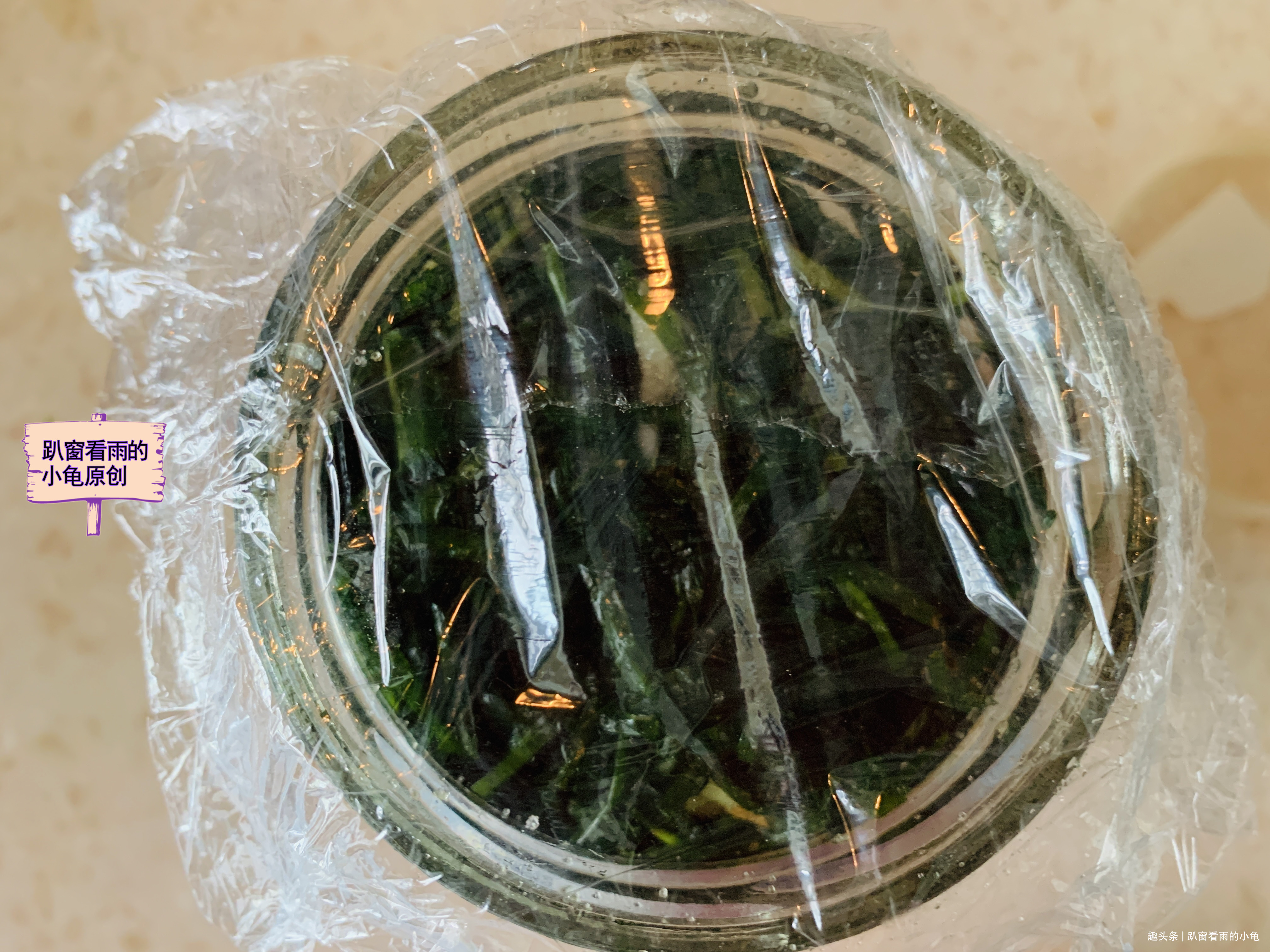 秋天，韭菜腌着吃，是三餐必备的百搭小菜，开胃下饭，放一年不坏