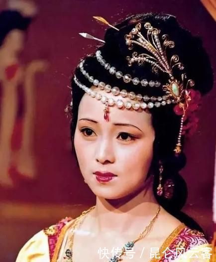 贾璜#秦可卿卧病期间,为何每天换四五遍衣裳?曹雪芹:重点不在换衣裳