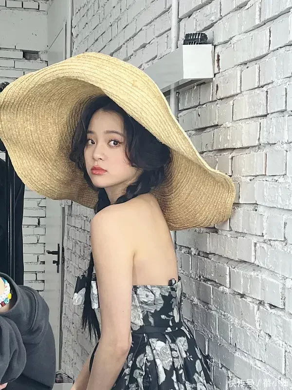 欧阳娜娜把纯欲风拿捏住了，穿一袭黑白配色的抹胸长裙，美得优雅