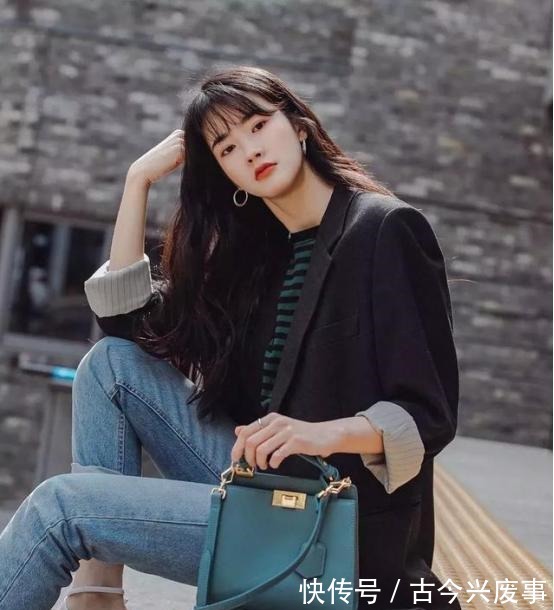 【 素颜】有这3个特征的女人,往往都很有气质,素颜精致,到老也是一枝花!