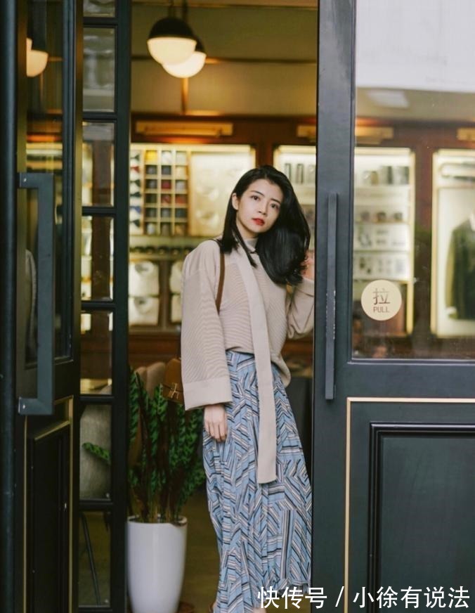 碎花裙 伞裙已经过时了,今夏流行三木穿得“碎花裙”,青春时尚还减龄