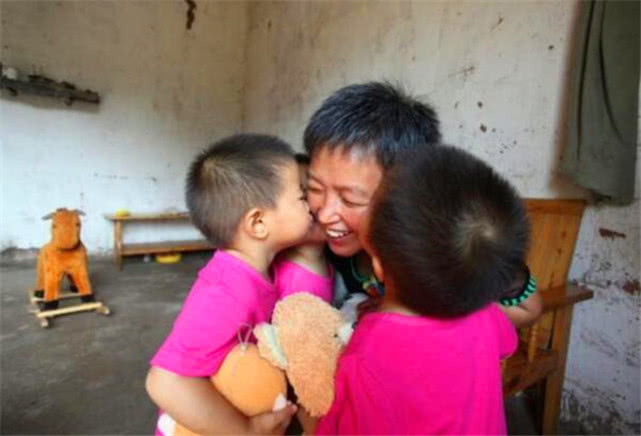 三胞胎|奇闻45岁高龄宝妈怀上三胞胎,不顾反对生下,三年后生活如此