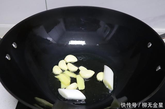 天冷就要吃点暖身菜，几种食材炖1锅，热乎乎的越吃越暖和