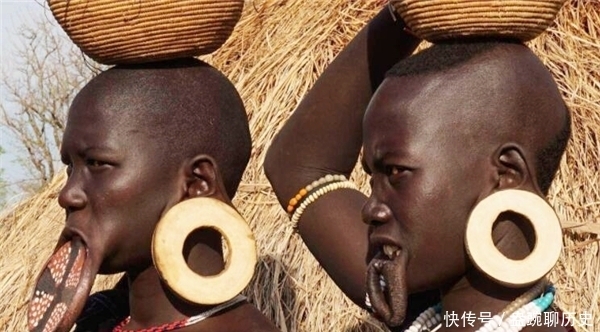 非洲最神秘的部落,女性10岁开始切嘴唇装盘子,盘子越大越受欢迎