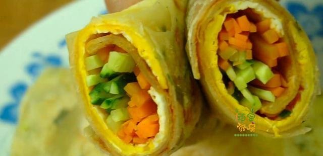 这是我见过最简单的烙饼，一擀一折，有菜有蛋，柔软筋道真解馋